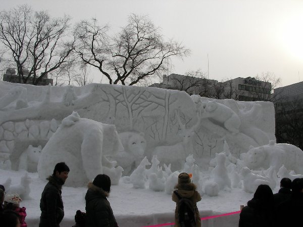 「今年も春がやってきた！」という中雪像